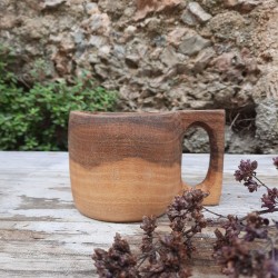 tasse en bois brut